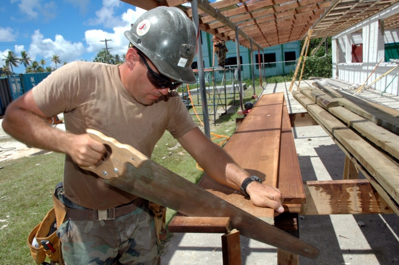 ebeniste-ST SAUVEUR SUR TINEE-min_worker_construction_building_carpenter_male_job_build_helmet-893290